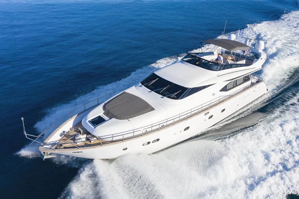 Maiora 20S Limitless side profile underway at sea